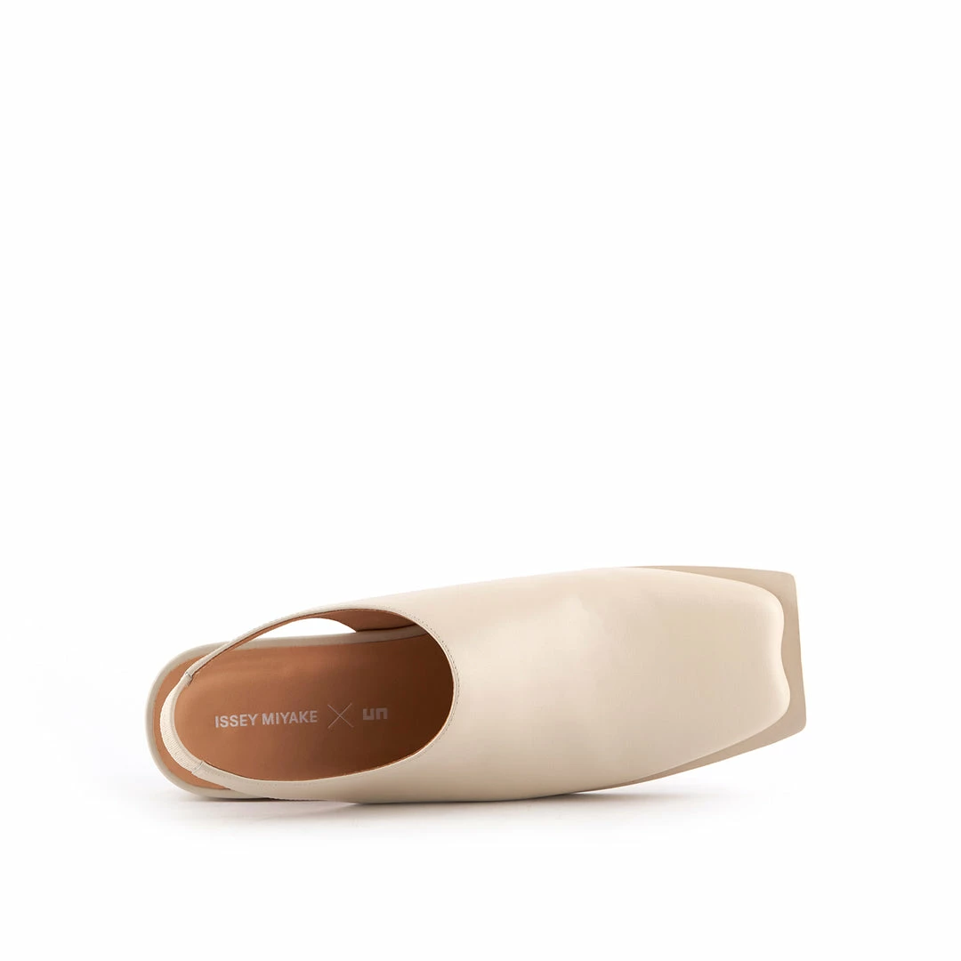 ISSEY MIYAKE X UN WOMEN Fin Flat